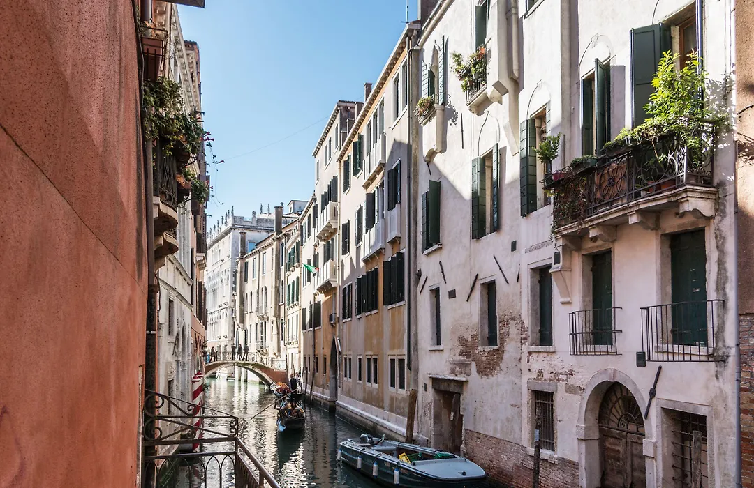 Rialto Bridge Big Apt With Lift By Lionhost-1