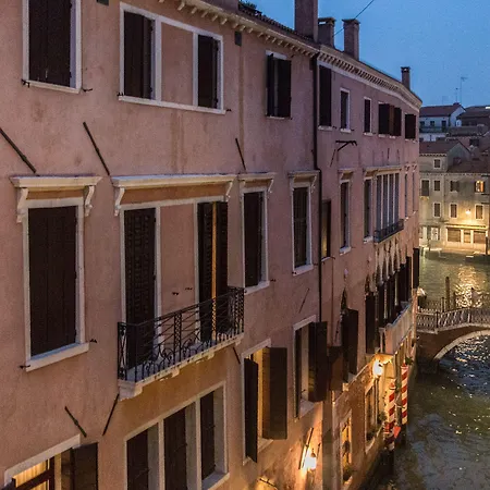 Rialto Bridge Big Apt With Lift By Lionhost-2